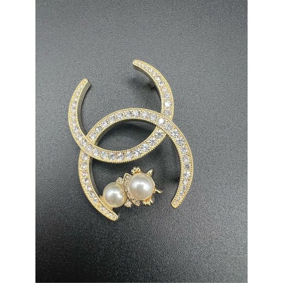 ⚡CLOSET CLEAR-OUT: PRICE DROP⚡Cc brooch pin faux pearl and rhinestones gold tone - Picture 6 of 10